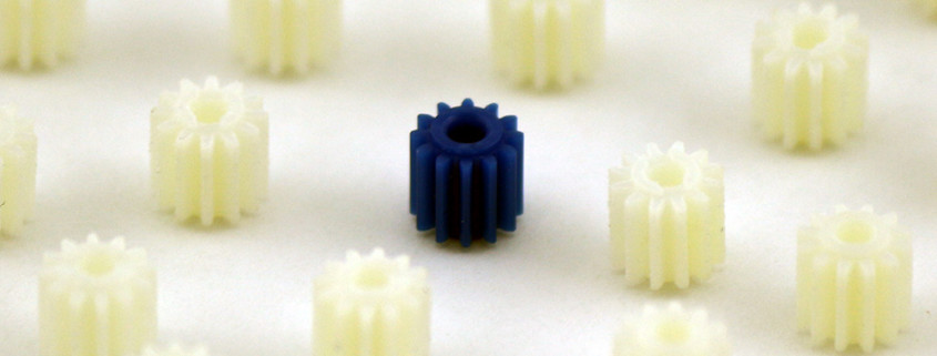 Originalbauteil neben Ersatzteilen